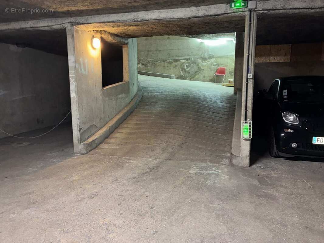 Parking à PARIS-18E