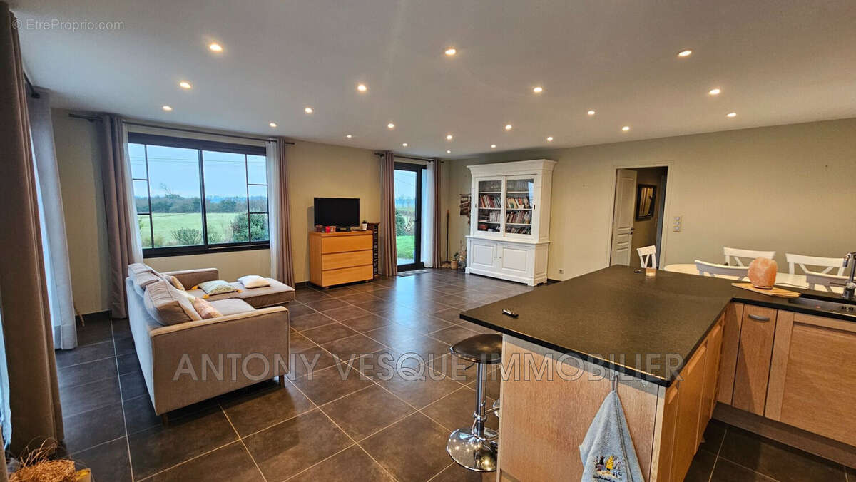 Maison à REGNEVILLE-SUR-MER