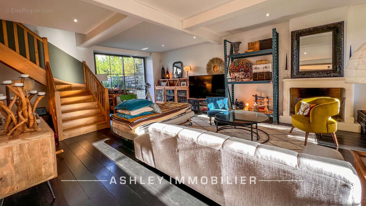 À vendre - maison charentaise du xviiie avec piscine, dépendances et terrain de 2 400 m2 - saint-soulle - photo 6