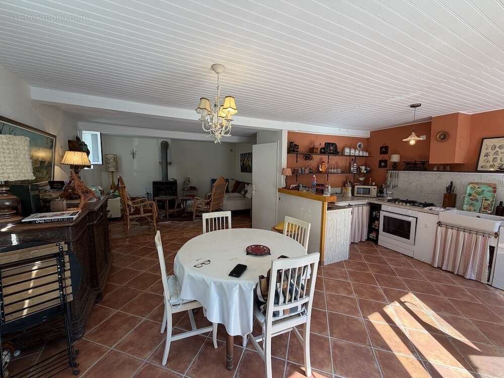 Authentique maison en pierre avec petit terrain de 375 M2 entièr - photo 3