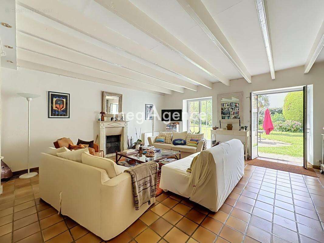 Une élégante maison en pierre au charme intemporel - photo 3