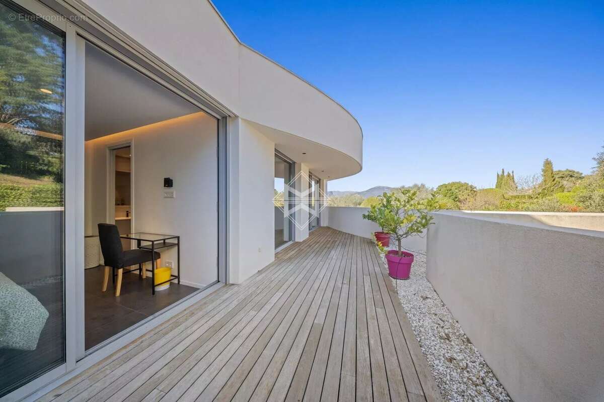 Maison à VALBONNE