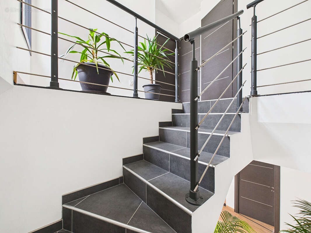 MAISON CONTEMPORAINE RT2020 5 pièce(s) 136 m2 ur 580m² terrain ROMANS SUR ISERE 26100 - photo 11