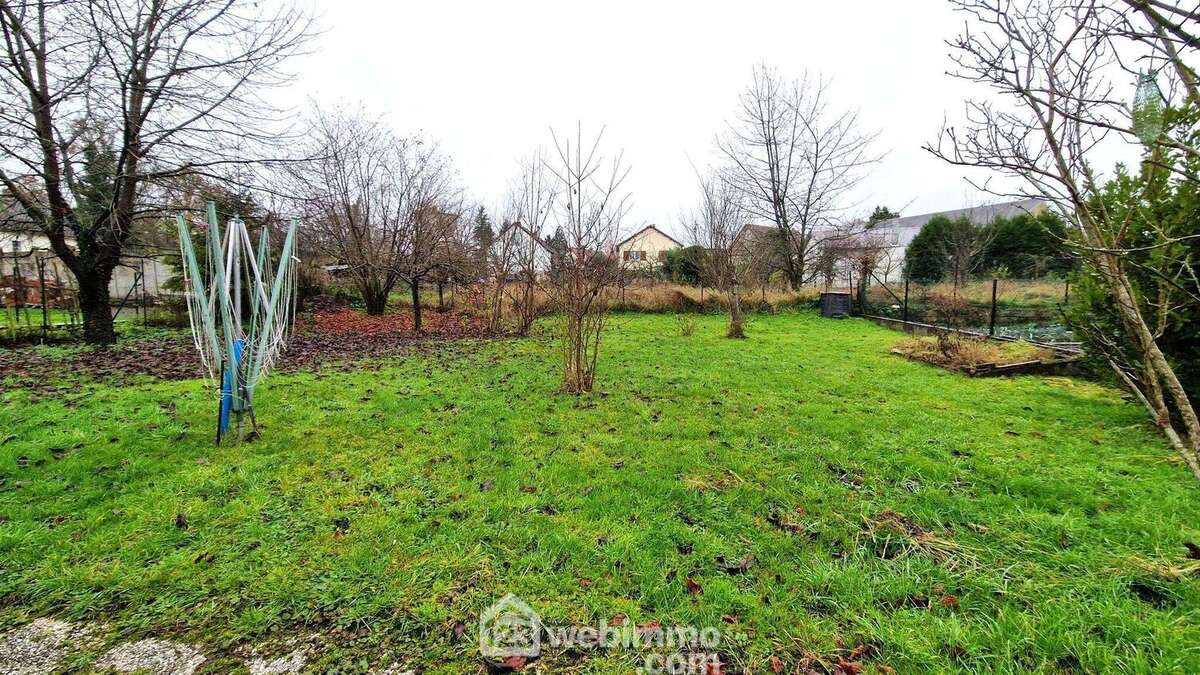 Erigé sur une parcelle de 798 m² - Maison à CLACY-ET-THIERRET