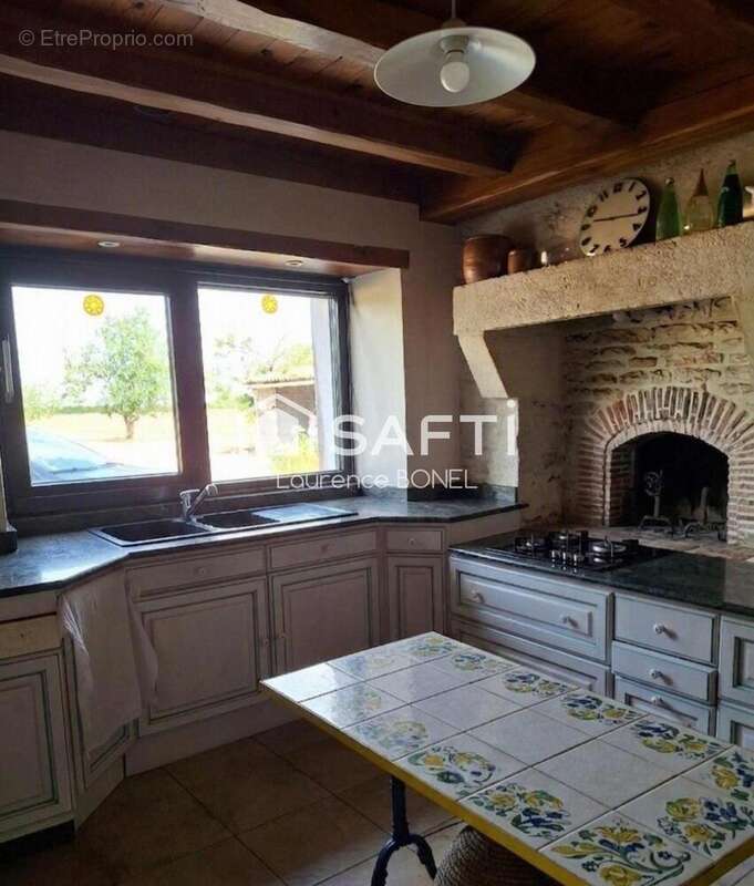 Maison 310 m² à Saint-Symphorien  - photo 4