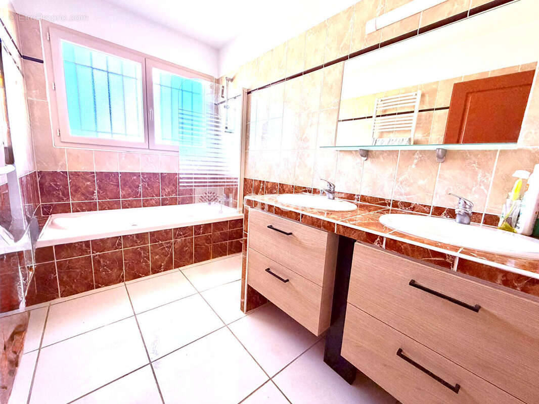 Maison 3 faces, 133m2 sur terrain piscinable 847m2. 299 000 - photo 7
