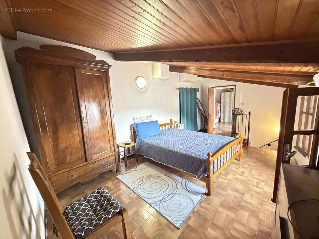 Maison de village divisée  en deux appartements, 2 pièces avec terrasse et 1 studio indépendant - photo 7