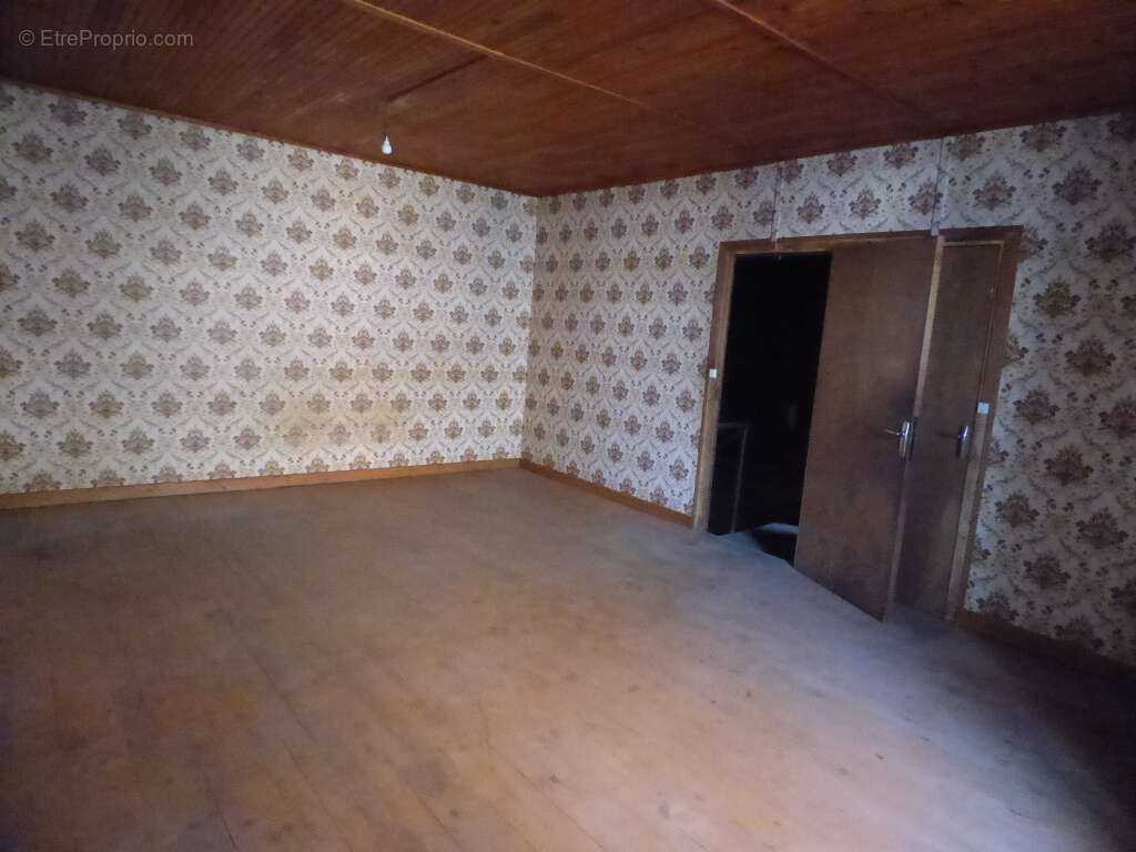 Saint trivier de courtes, centre village , maison a rénover avec dépendances - photo 8