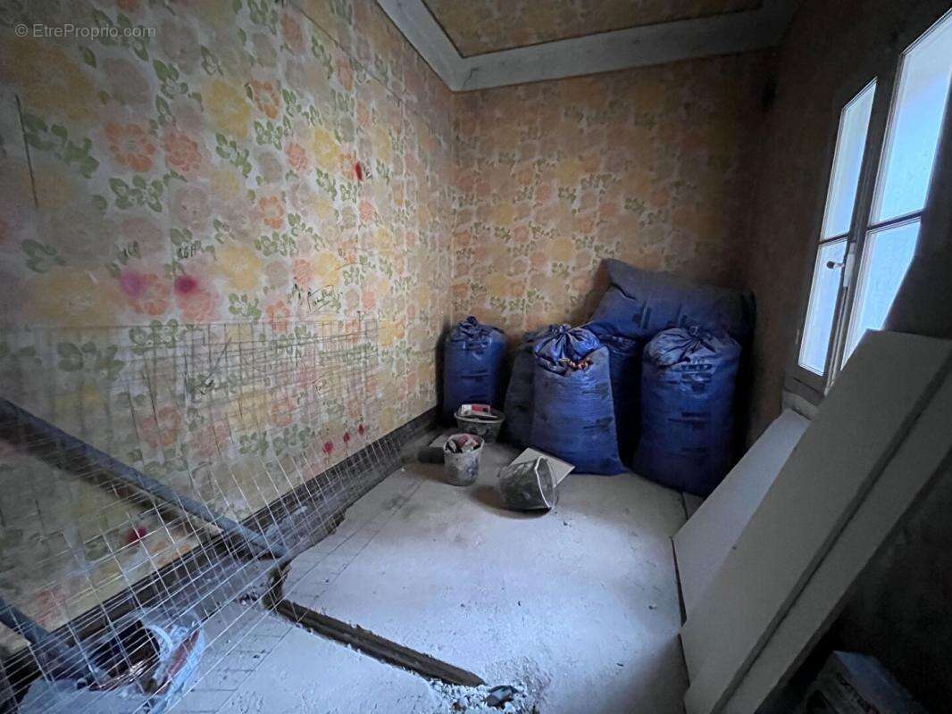 Immeuble de rapport de 200 m² environs à rénover pouvant être aménagé en deux appartements et un local - photo 11
