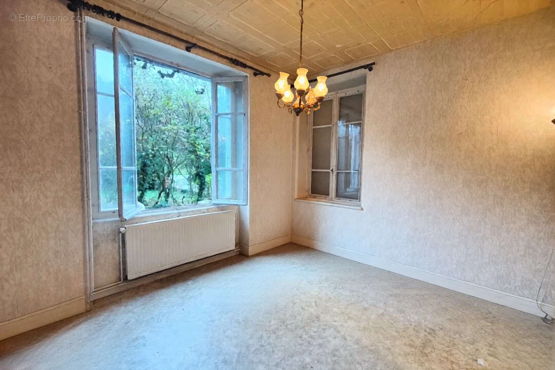 Maison à SAINT-CLAIR-DE-LA-TOUR