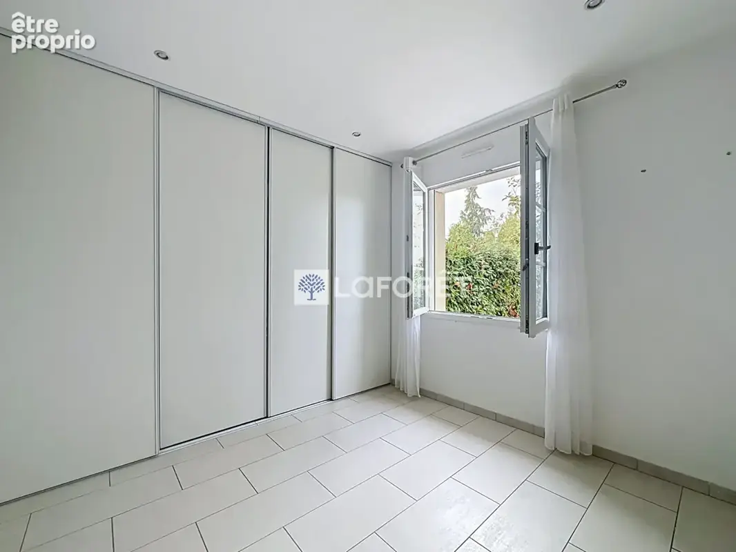 Élégante maison de plain-pied avec piscine chauuffée - photo 12