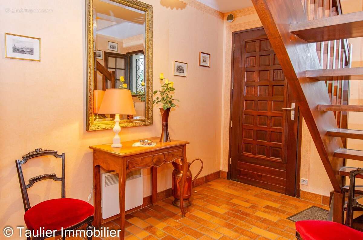 ST VÉRAND -- Élégante maison familiale 5 chambres - photo 6