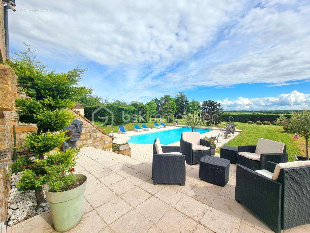 Charmante maison en pierre, 8 pièces, 4 chambres, garage, annexes, piscine !!! - photo 20