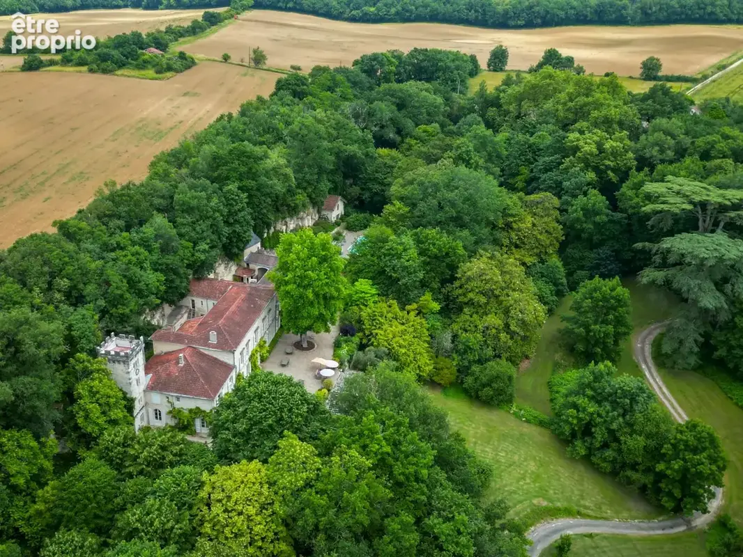Château entièrement restauré sur 5 hectares de terrain (dont 2 hectares de bois et 3 sources d'eau) - photo 15