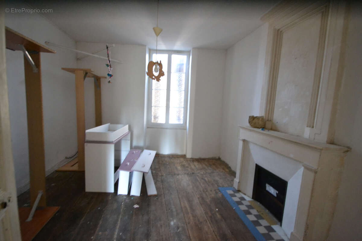 Burie maison a renover sur 3 niveaux 4 ch jardin - photo 2