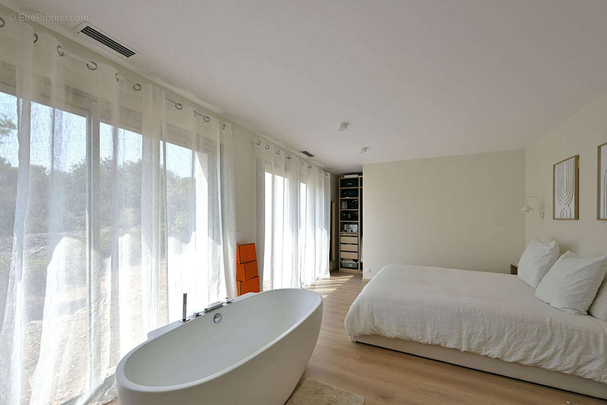 Villa Contemporaine Nimes-186 m2 + garage -Terrain 4445 m2 - photo 16