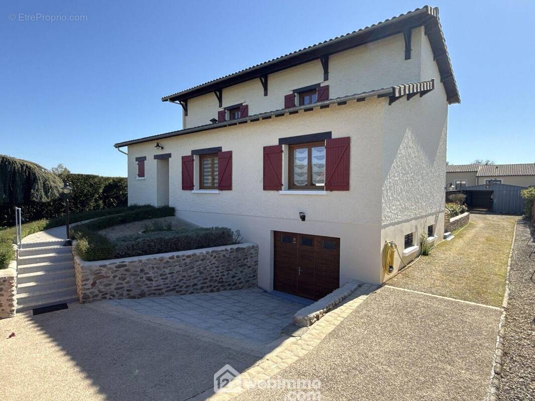 Maison sur sous-sol complet avec vie de plain-pied, 117 m2 habitables environ. - Maison à JARDRES