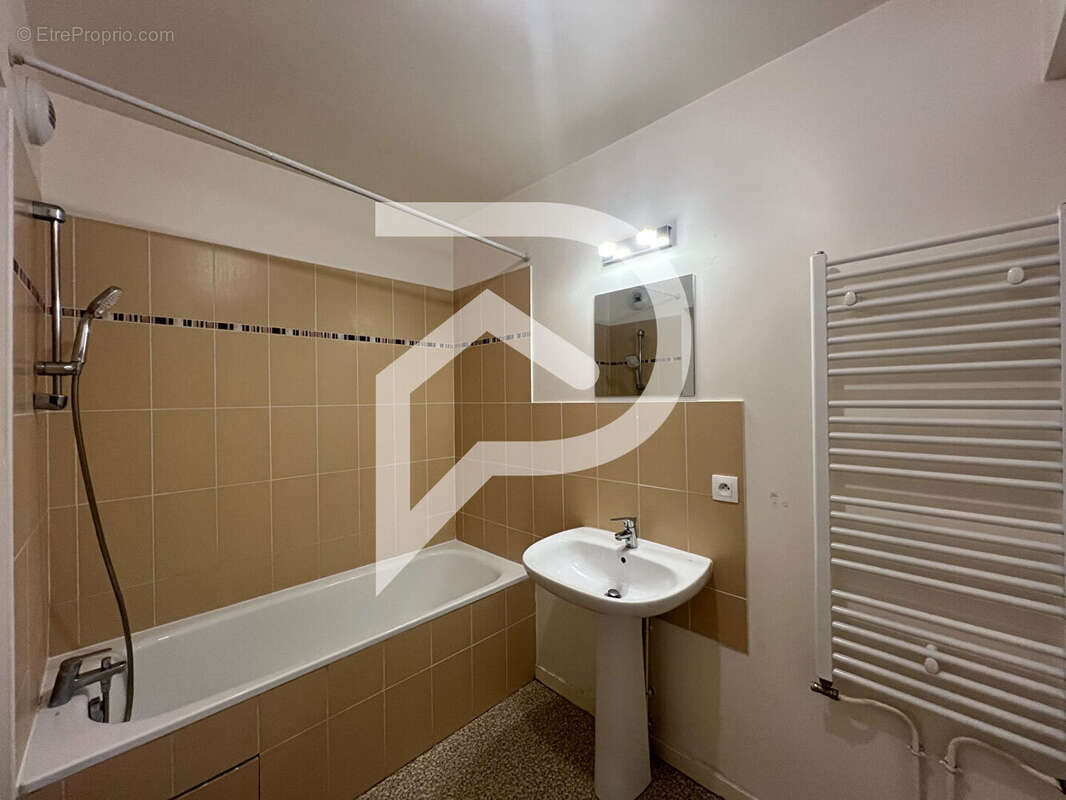 Appartement à LE MESNIL-SAINT-DENIS
