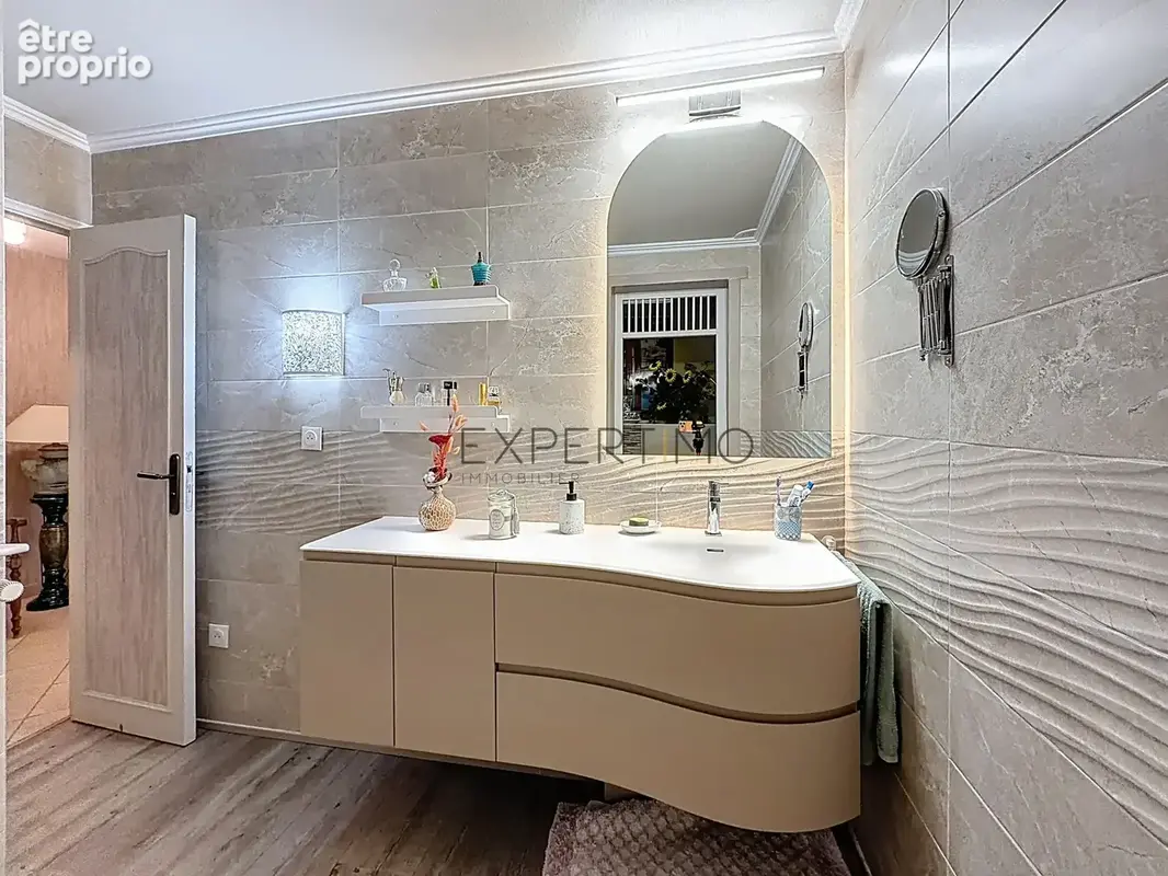 Vue exceptionnelle, piscine et grands volumes : une maison familiale rare aux portes de Mâcon - photo 15