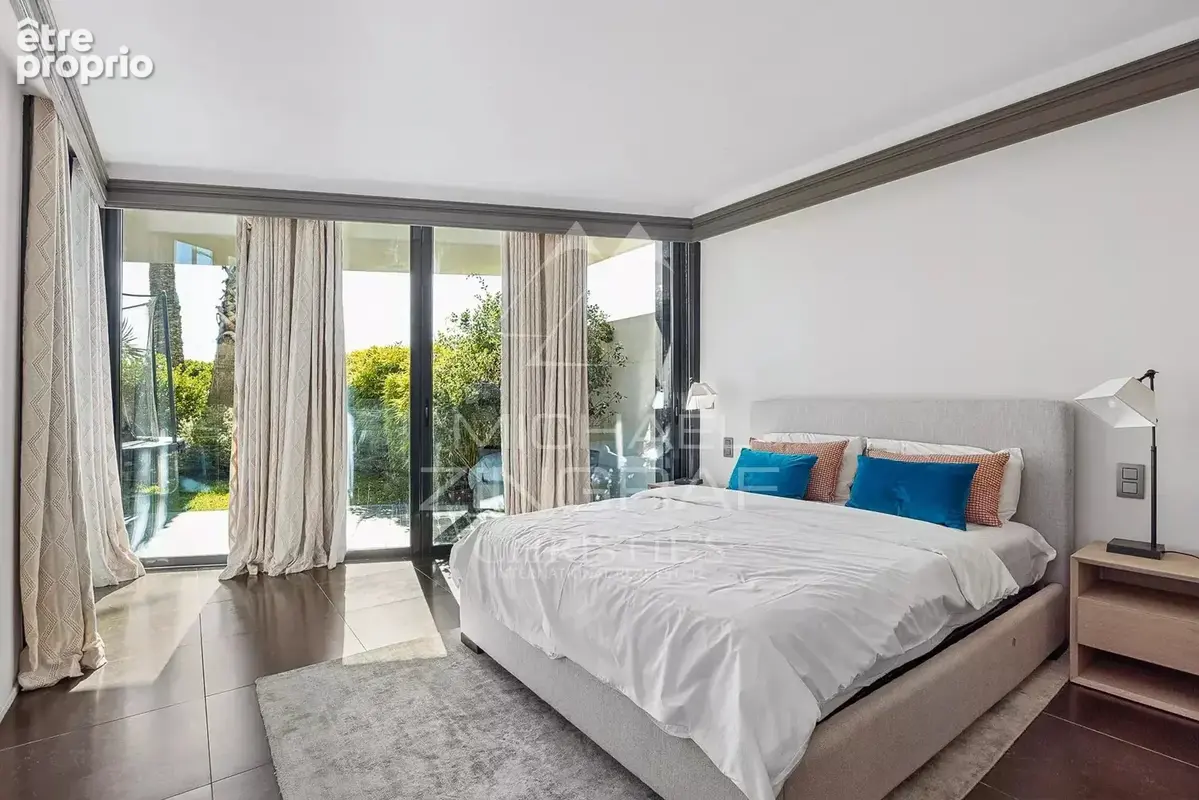 Cannes Palm Beach — Exceptionnel triplex de 462m2 en front de mer avec terrasses et jardin - photo 25