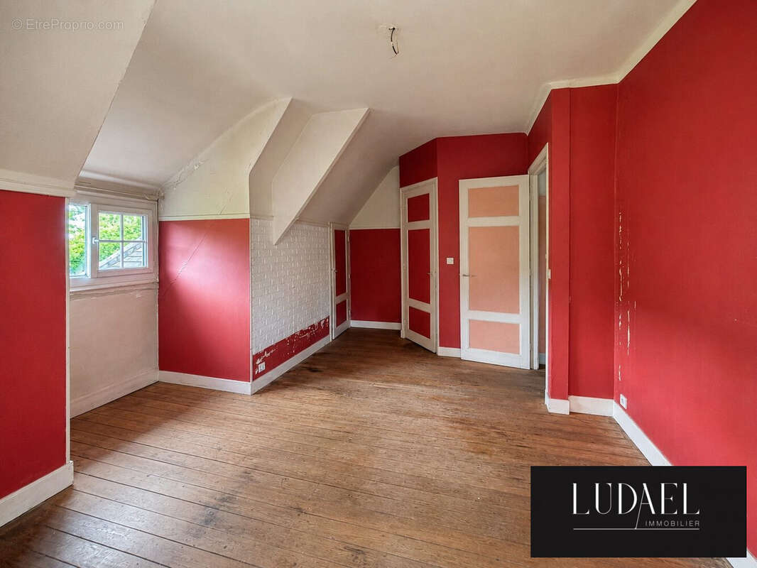 Chambre 2 au 1er étage - Maison à BELLOT