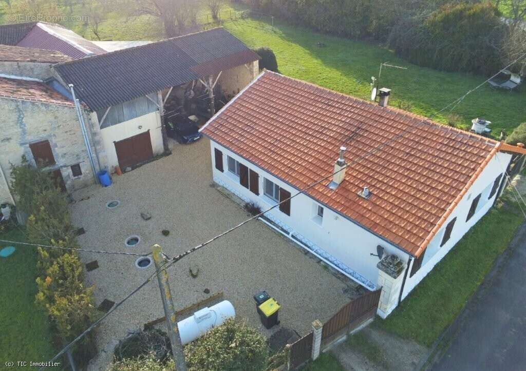 Maison à AIGRE
