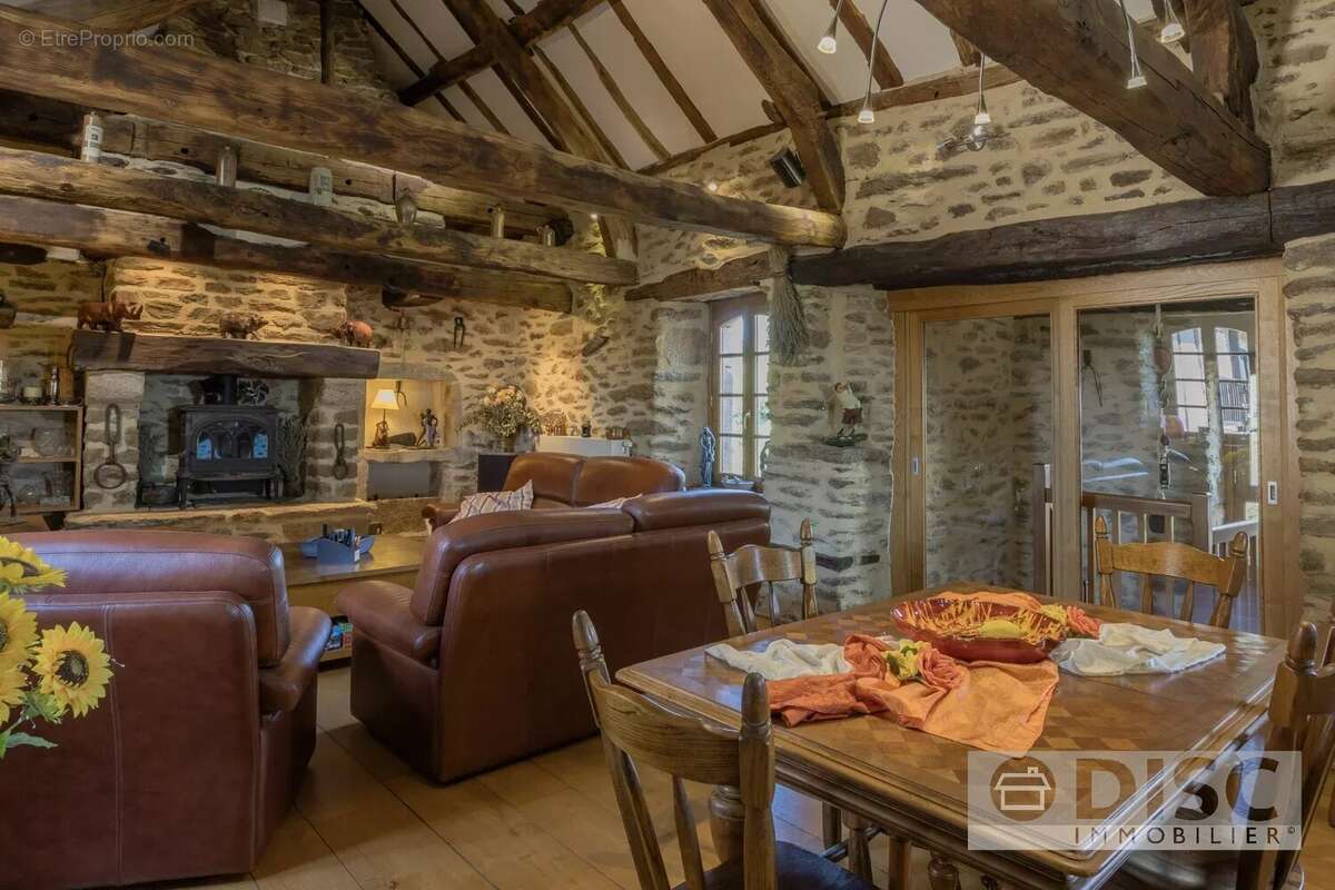 Corps de ferme rénovée avec spacieux gîte indépendant, dépendance, piscine et superbes vues. - photo 5