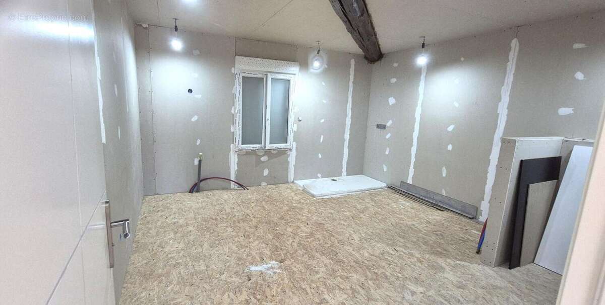 Belle Demeure Contemporaine ou Maison de Caractère en Pierre de 181m² entièrement rénovée avec sa vaste Cour, Terrasse et Terrai - photo 15