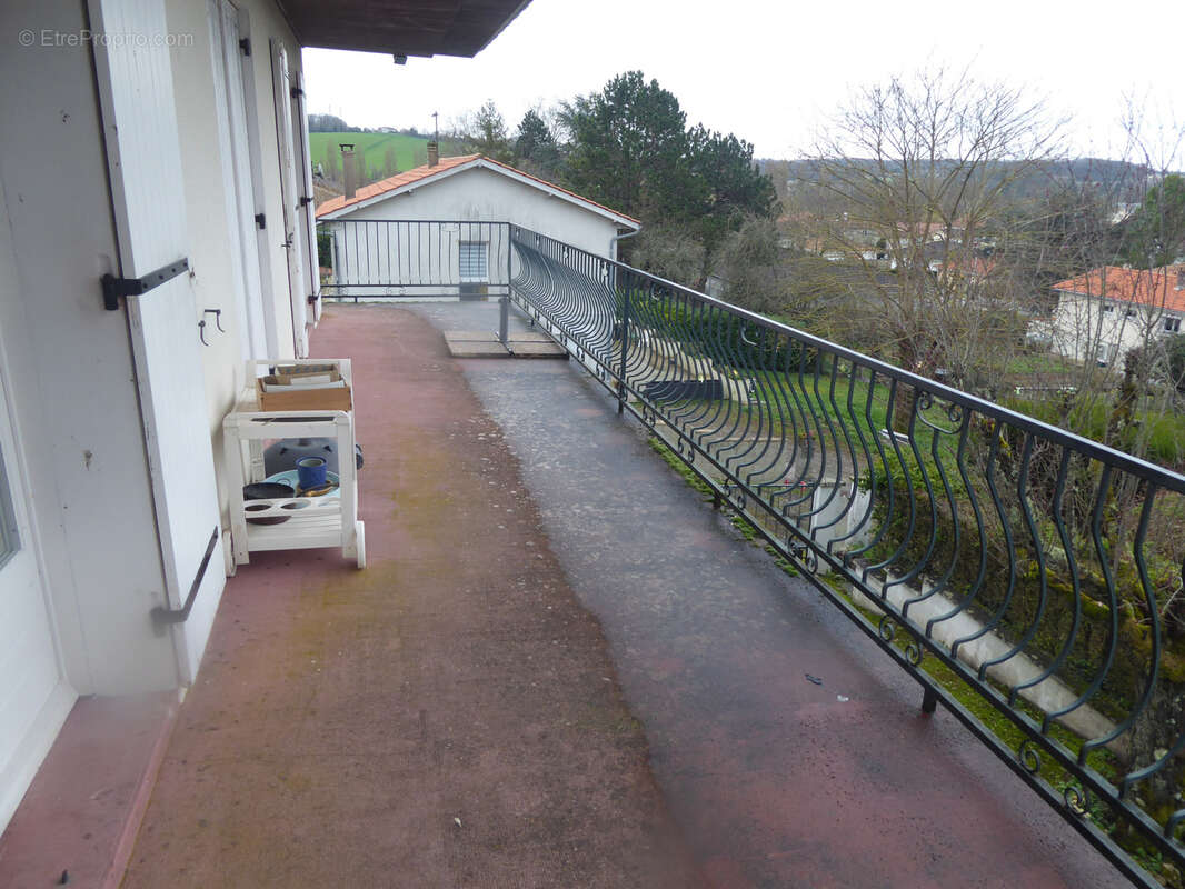 Maison à MONTMOREAU-SAINT-CYBARD