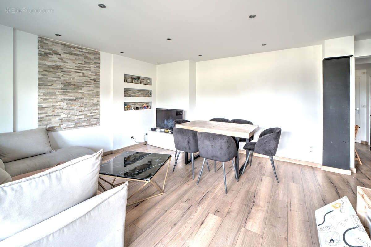 Appartement à PERON