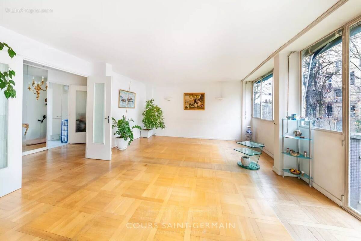 Appartement à PARIS-16E