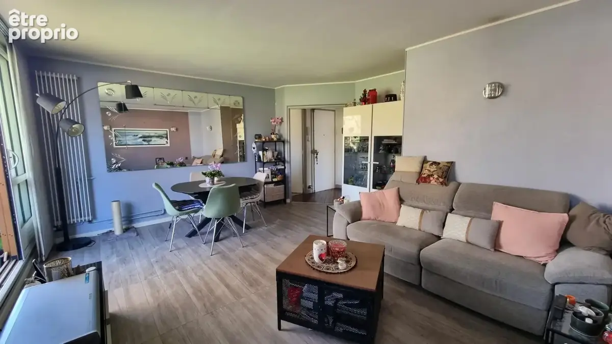 Grand F3 70m² en TBE bien exposé avec balcon, cave et parking privatif en sous-sol. - photo 3