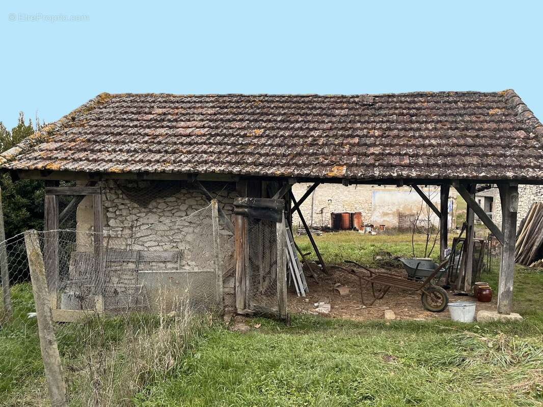 Maison à DOUZAINS