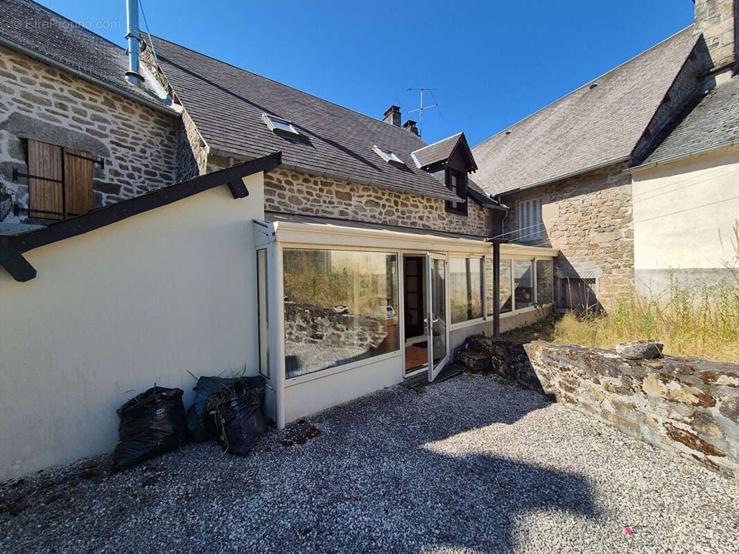 CORRÈZE. SAINT-AUGUSTIN. Maison en pierre avec 4 chambres, garage et jardin à l'arrière. - photo 11