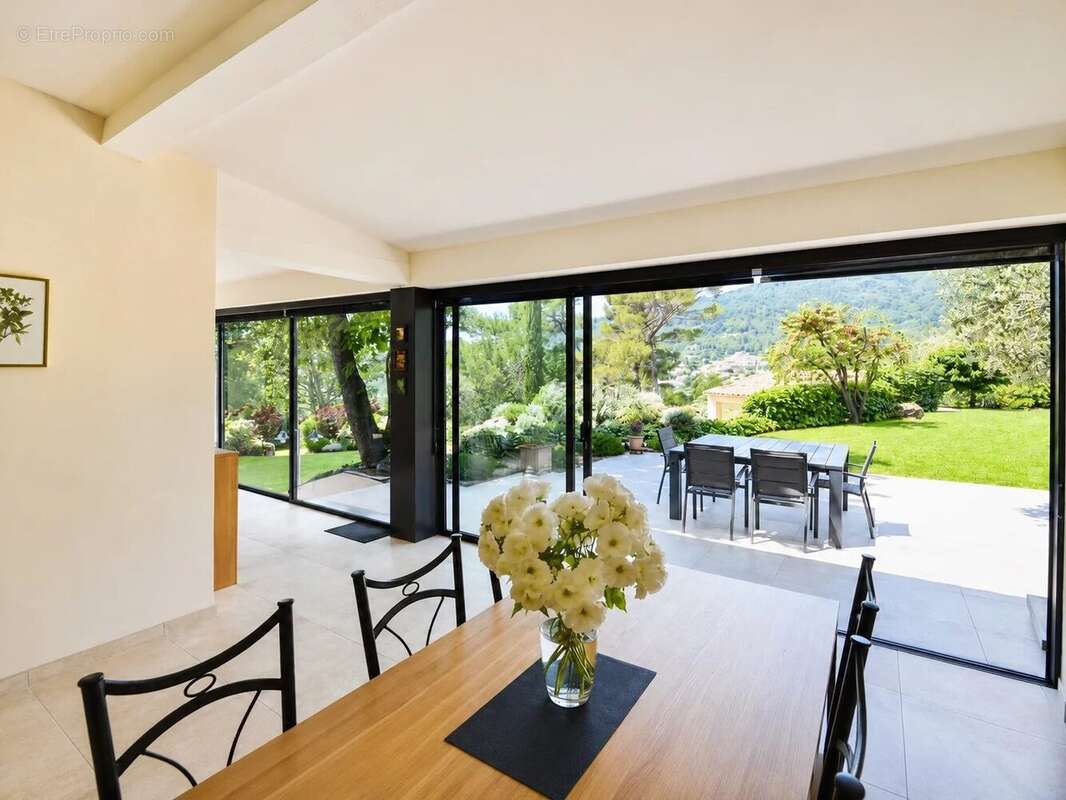 Vue village Belle villa de 300 m² avec 6 chambres - photo 3