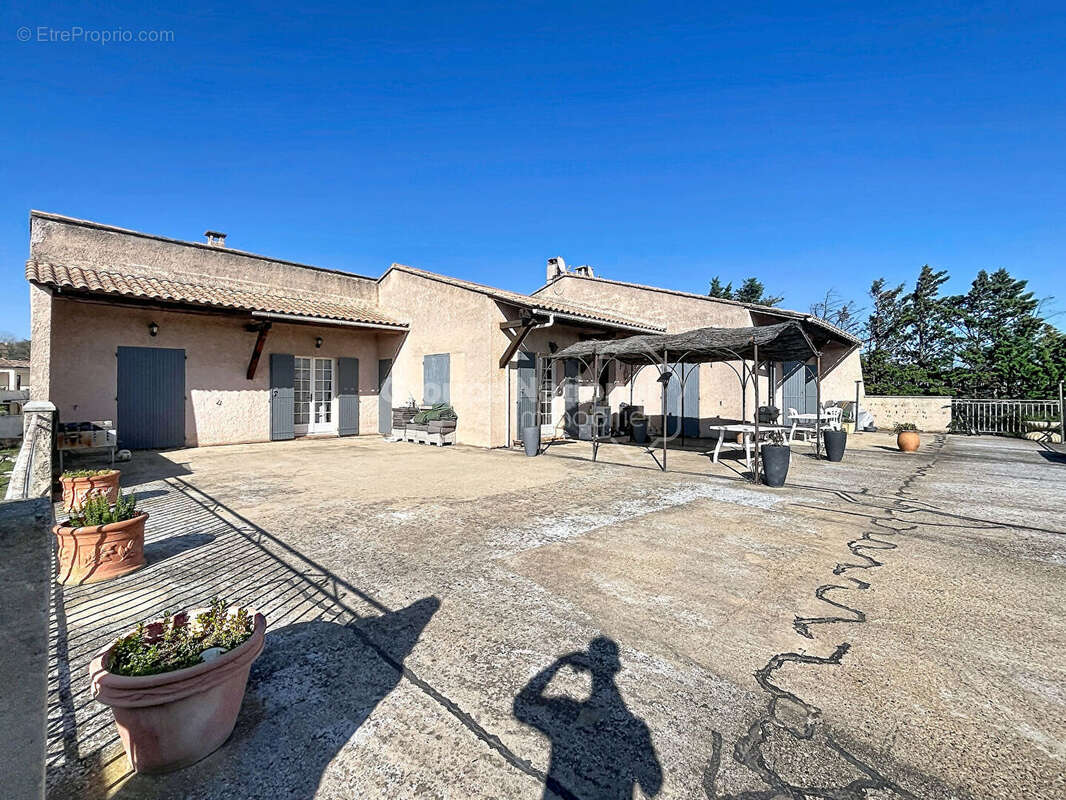 Châteauneuf-du-Pape  : Maison de 5 pièces (143 m²) avec terrasse de 240 m² et vue dégagée - photo 9