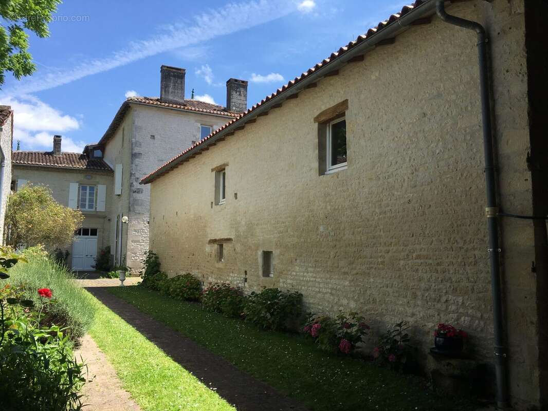 Maison 725 m² à Saintes  - photo 5