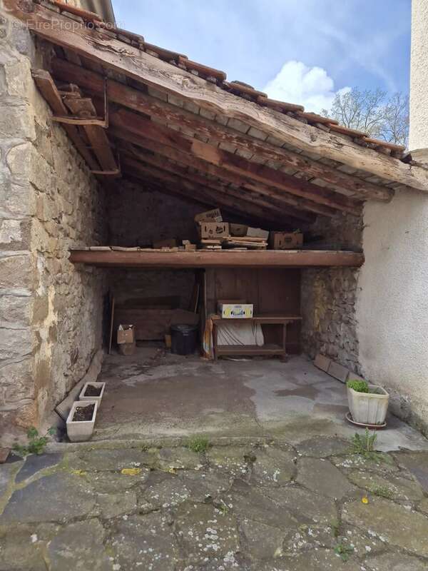 Maison en pierre sur trois niveaux avec dépendances et terrain - photo 12