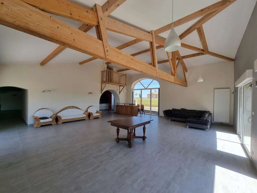Spacieuse ferme offrant quatre chambres sur 8800m² de jardin - photo 4
