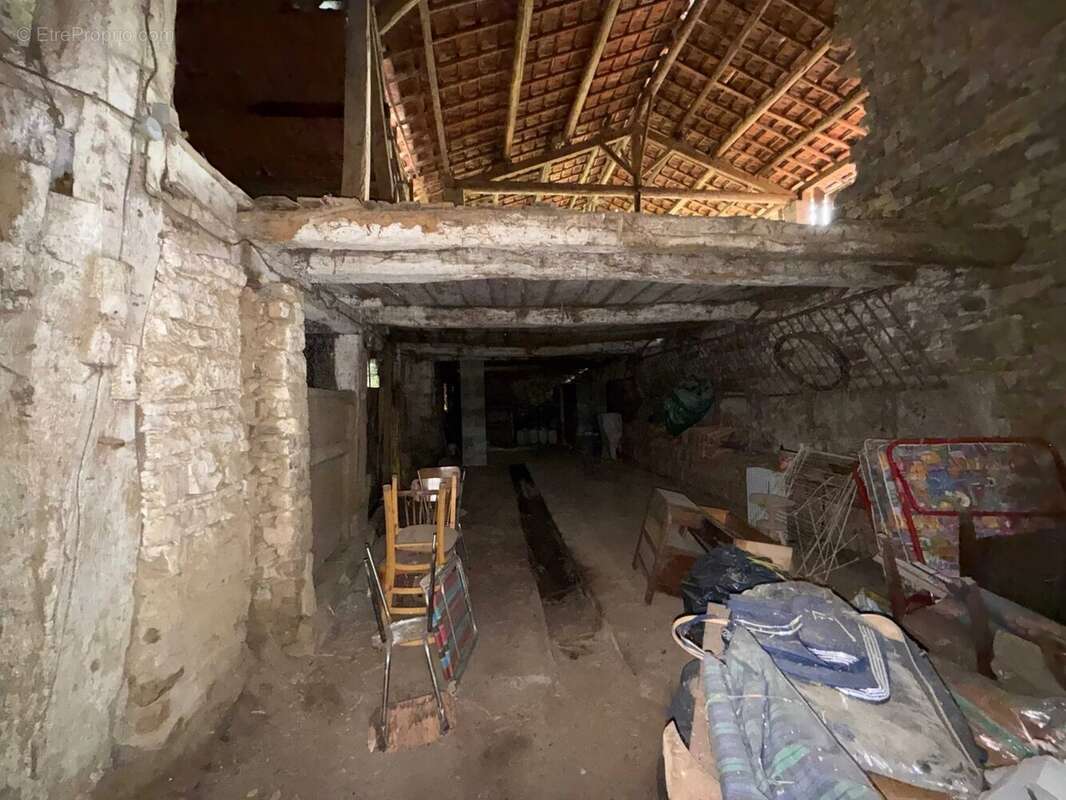 Grande ferme villageoise double indépendante à rénover – deux maisons, nombreuses dépendances, presque 1 hectare - photo 20