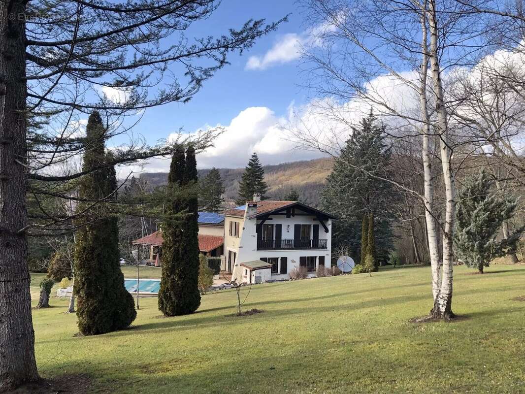 Maison individuelle haut de gamme avec piscine, située au cœur d'un magnifique parc privé - photo 3
