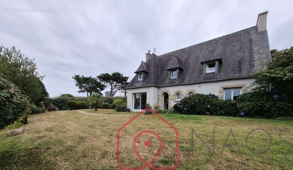Maison à KERLAZ