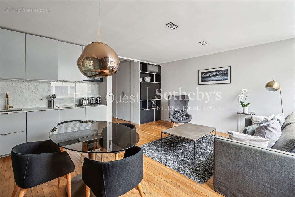 Appartement à PARIS-8E