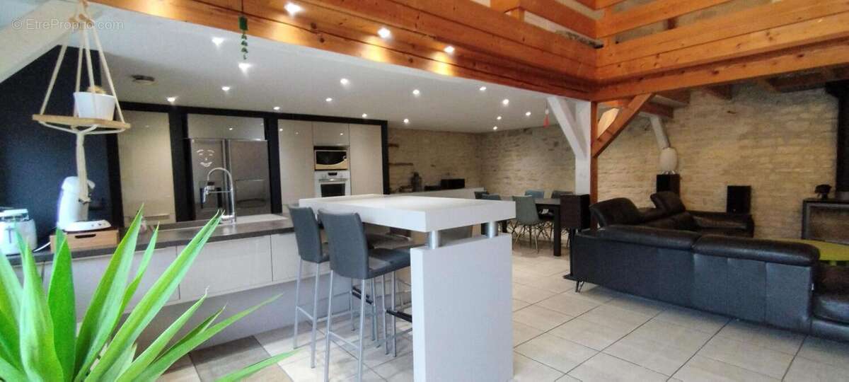 Neuville de Poitou - Secteur Bellefois - Maison 4 chambres (possibilité 5) + 1 studio indépendant à rénover de 34m2) - photo 2