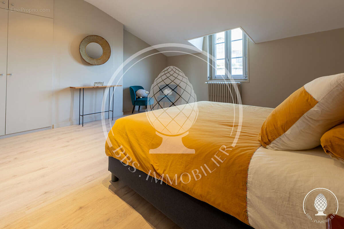 A vendre : Appartement Belles Prestations hyper centre de la Rochelle - photo 10