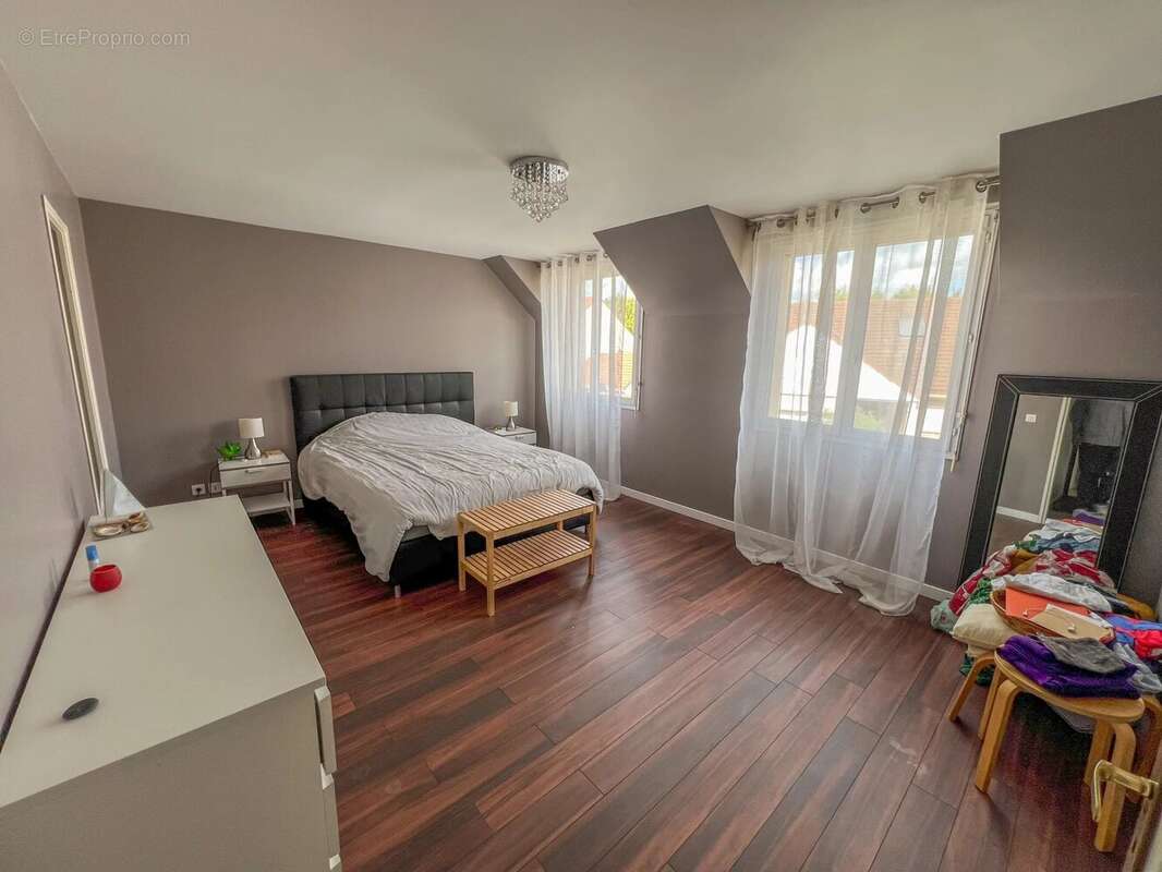 Maison à LE MESNIL-SAINT-DENIS