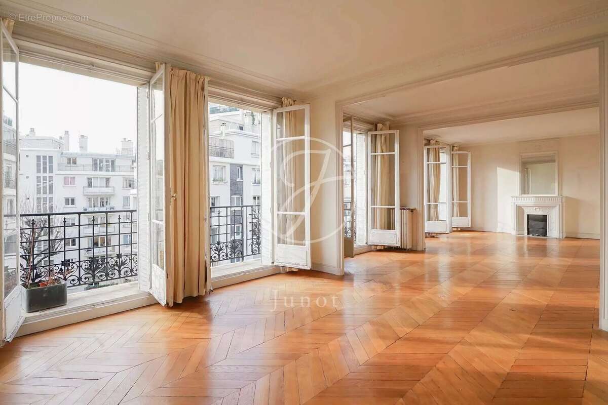 Appartement à PARIS-16E