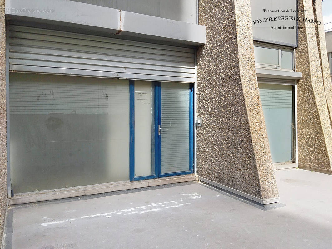 Vitrine d'entrée - Commerce à PARIS-13E