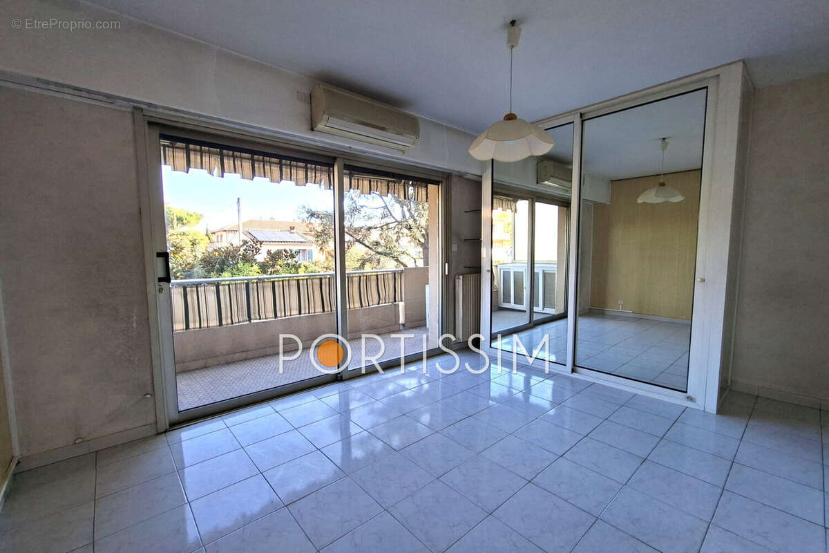 Appartement à SAINT-LAURENT-DU-VAR