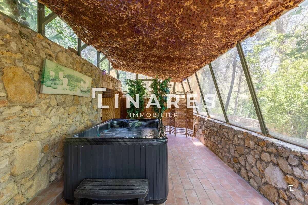 LE DOMAINE PROVENÇAL - Villa T6 de 287m² dont deux dépendances de 26m² - Piscine - Terrain de 6900m²  - 13011 EOURES - photo 22